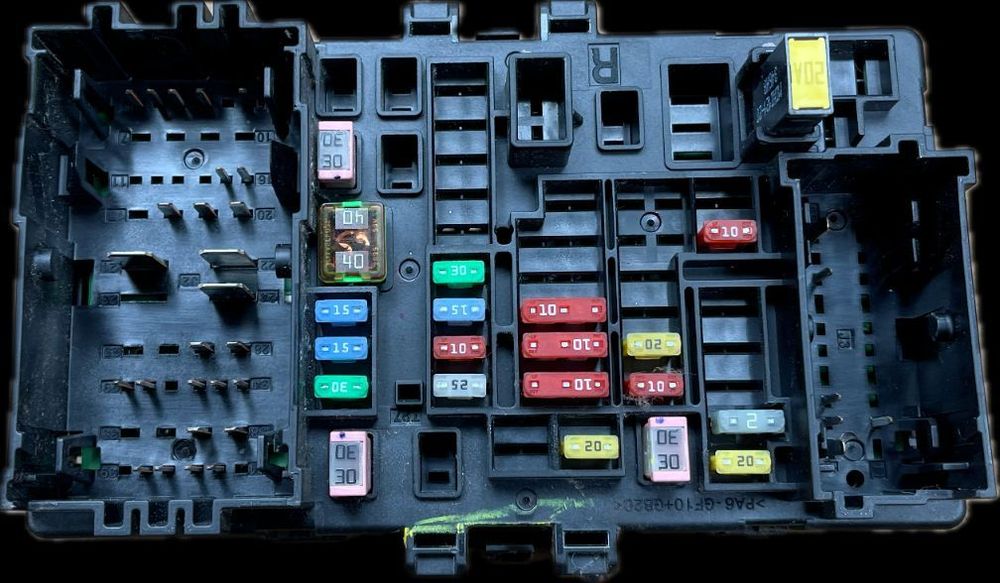 P8 GMC YUKON XL DENALI IV 2015 - SKRZYNKA BEZPIECZNIKÓW 84114433