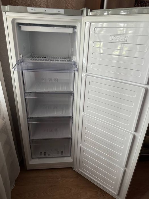 Морозильна  морозилка камера beko RFNE200E20S