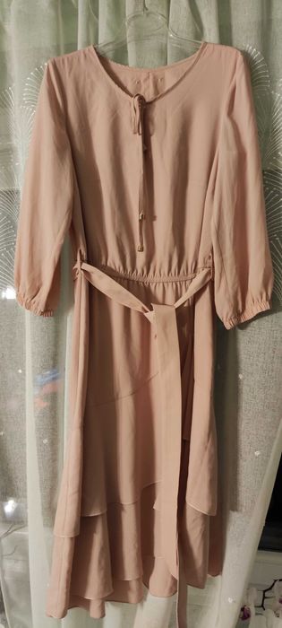 Sukienka z falbanką z paskiem