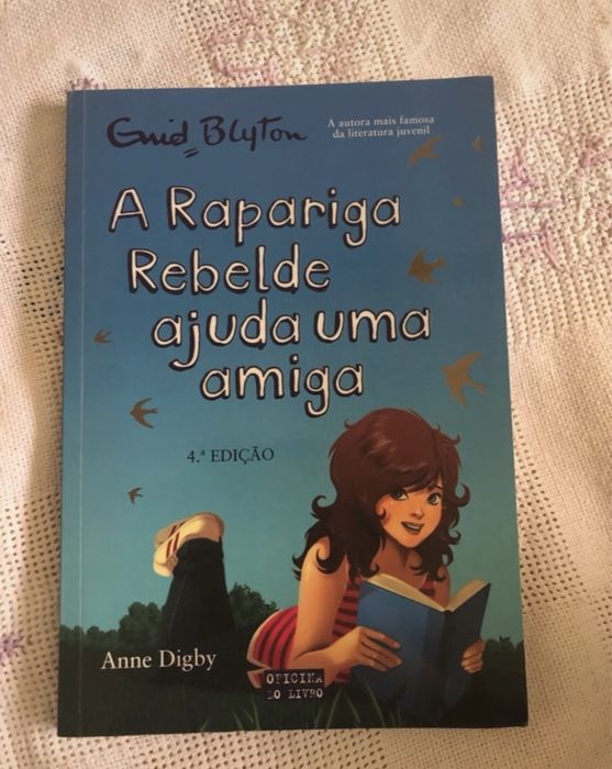 A Rapariga rebelde ajuda a amiga