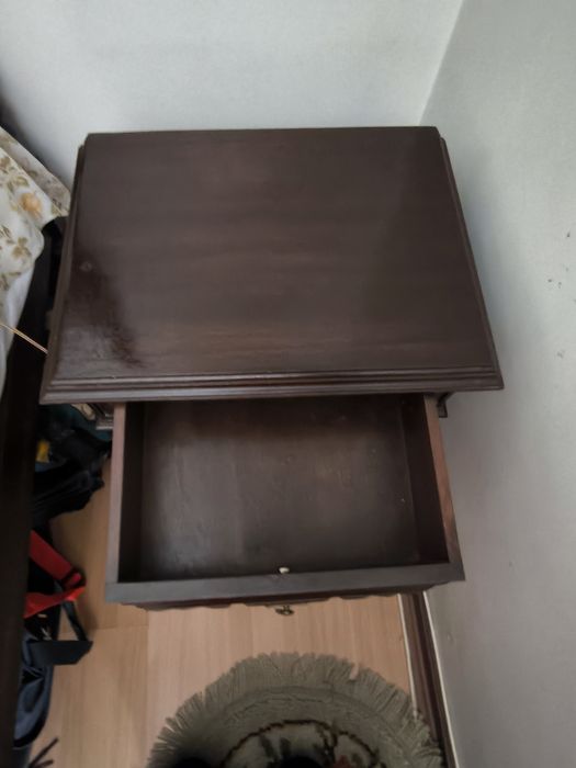 Vendo 2 mesas de cabeceira madeira escura trabalhada vintages