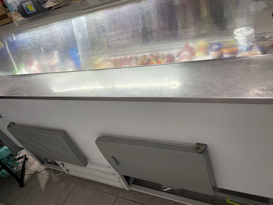Холодильна вітрина б/у з холодильною камерою 2м