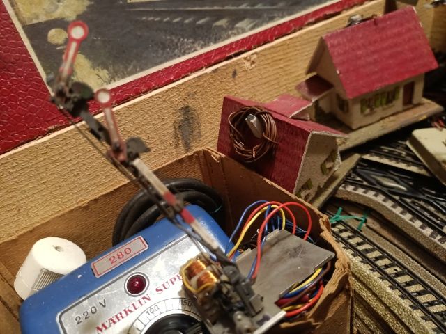 Kolejka elektryczna MARKLIN. Lokomotywa Marklin TM800 z wagonmi.