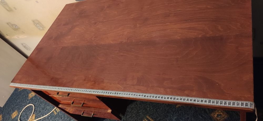 Стіл письмовий, дерев'яний.