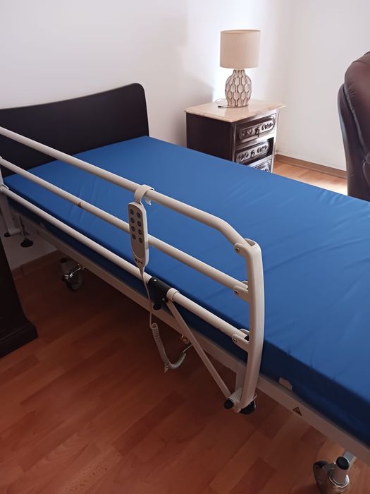 Cama Articulada Elétrica Médica / Hospitalar com Comando e Colchão Impermeável