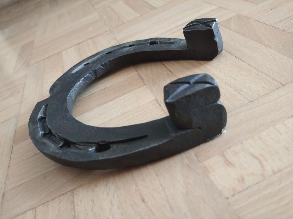 Ręcznie kute podkowy ozdobne