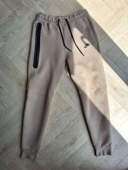 Nike Tech Fleece spodnie beżowe FB8002-247