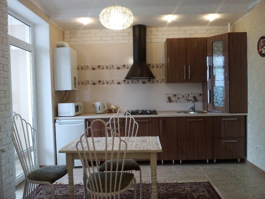 Вільно!Центр! Комфортна квартира, паркомісцем у дворі