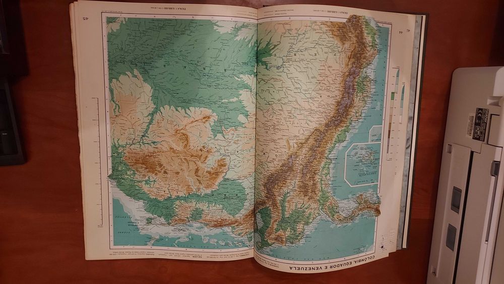 Grande Atlas Mundial – Reader’s Digest (edição antiga)