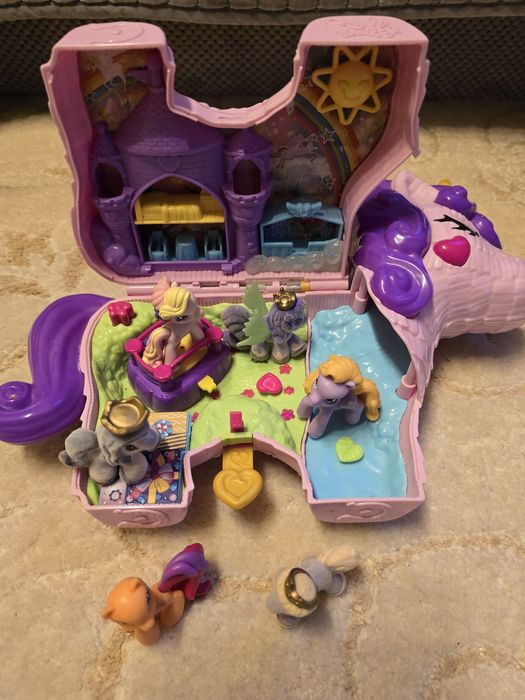 Polly Pocket plus szesc malych konikow