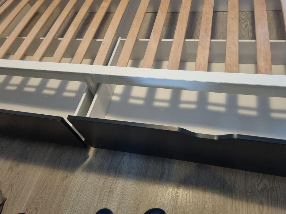 Cama solteiro com arrumação