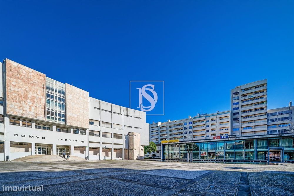 Loja 141m2 na Praça da Justiça, em frente ao Tribunal, Braga