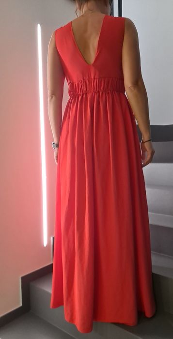 Długa czerwona elegancja sukienka z dekoltem i plecami w V