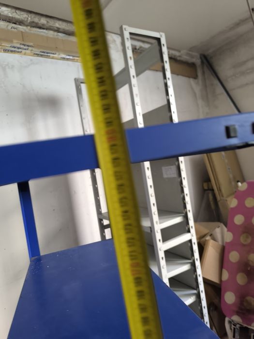 Estantes  azuis metálicas