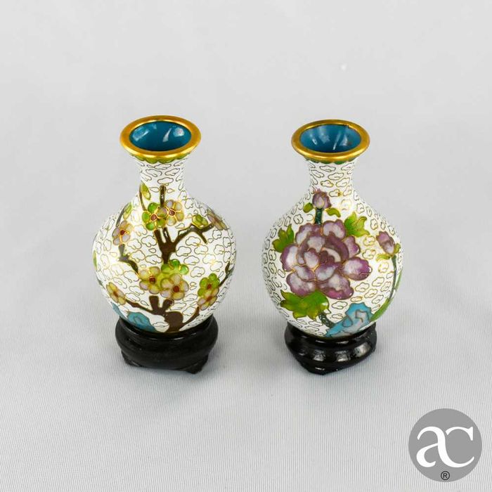 Par de pequenas jarras em cloisonné, China, com base em madeira N2