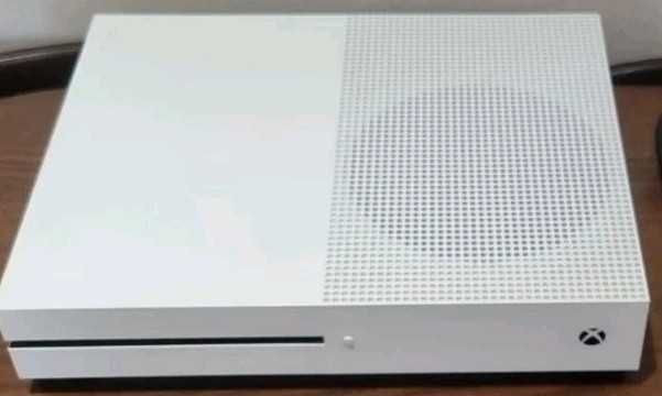 Xbox One S 1TB,4K,caixa origem,5 jogos em cd; SEM comando.Ler anuncio