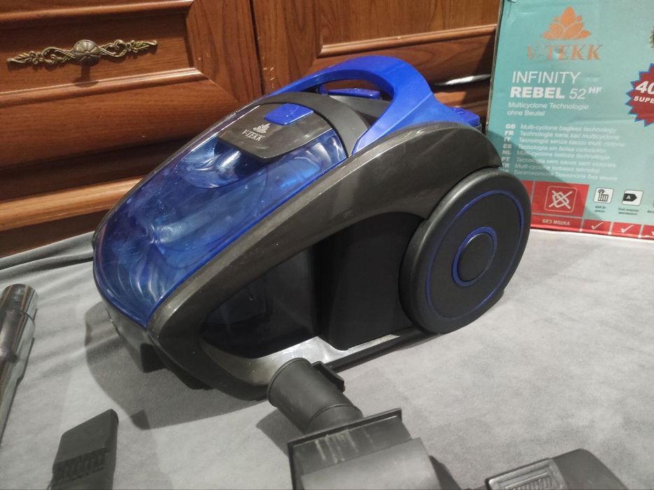 Пилосос Витек майже новий, чистенький, потужний, комплектний, гарний.