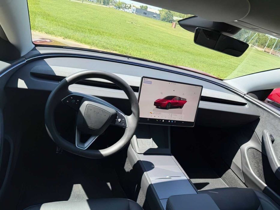 Tesla Model 3 Long Range      2025