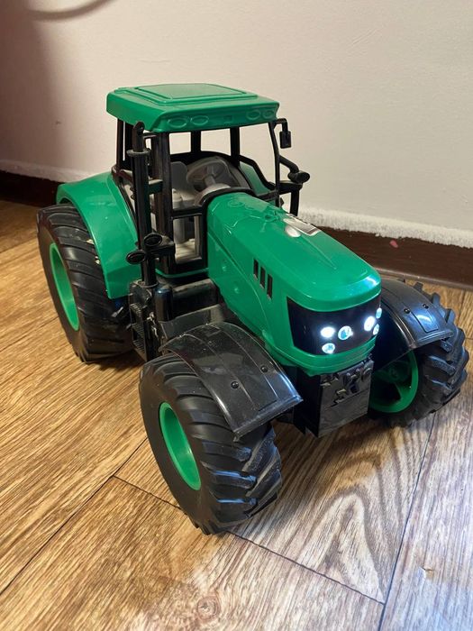 Трактор игрушечный