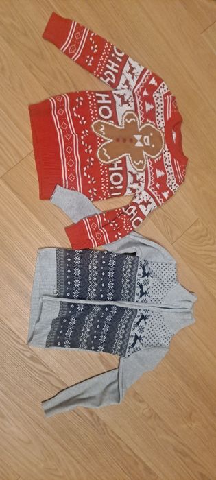 Dwa sweterki z motywem świątecznym, rozmiar 104-110