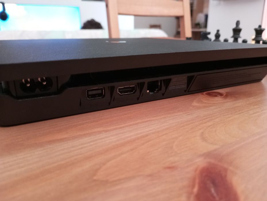 Vendo PS4 Slim 1tb + Comando  c/jogos