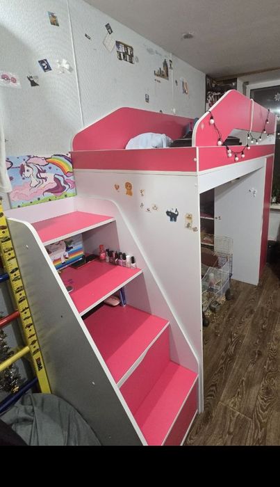 Дитяче ліжко-горище з робочою зоною, кутовою шафою і сходами-комодом