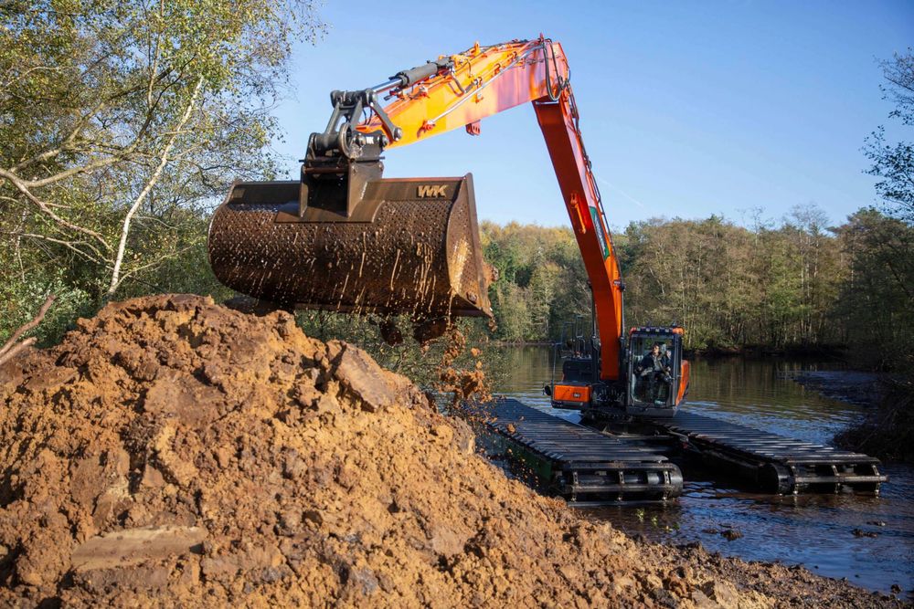 Плавающий Екскаватор Амфібія. Очищення водойм річок від мулу, очерету.