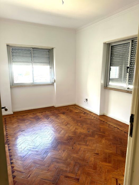Apartamento para venda - Av. Manuel da Maia - Damaia de Cima