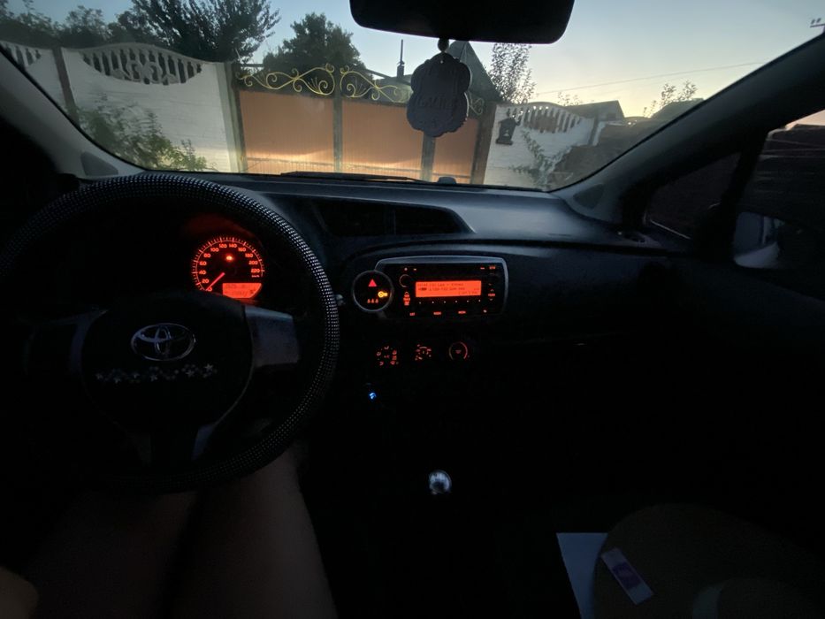 Тойота yaris 2013р