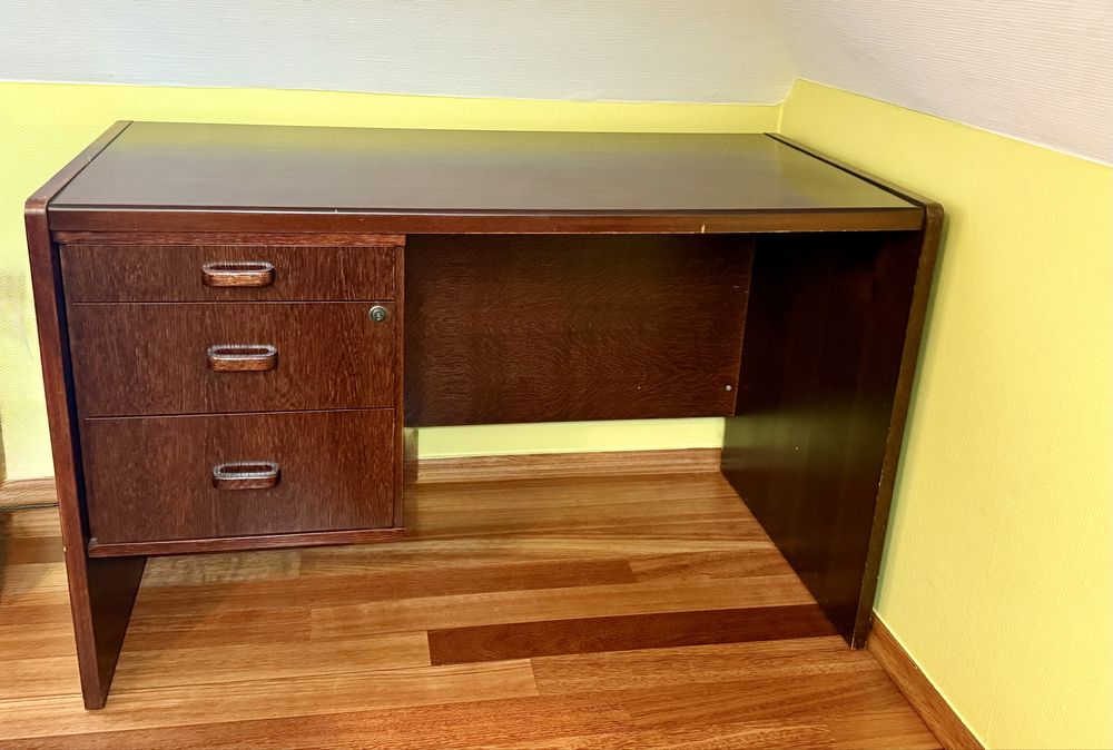 Solidne biurko drewniane