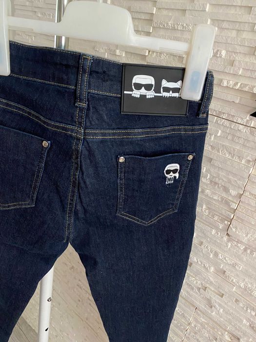 Modne jeansy z ozdobnymi naszywkami premium karl S