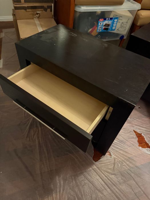 Duas mesas de cabeceira em madeira