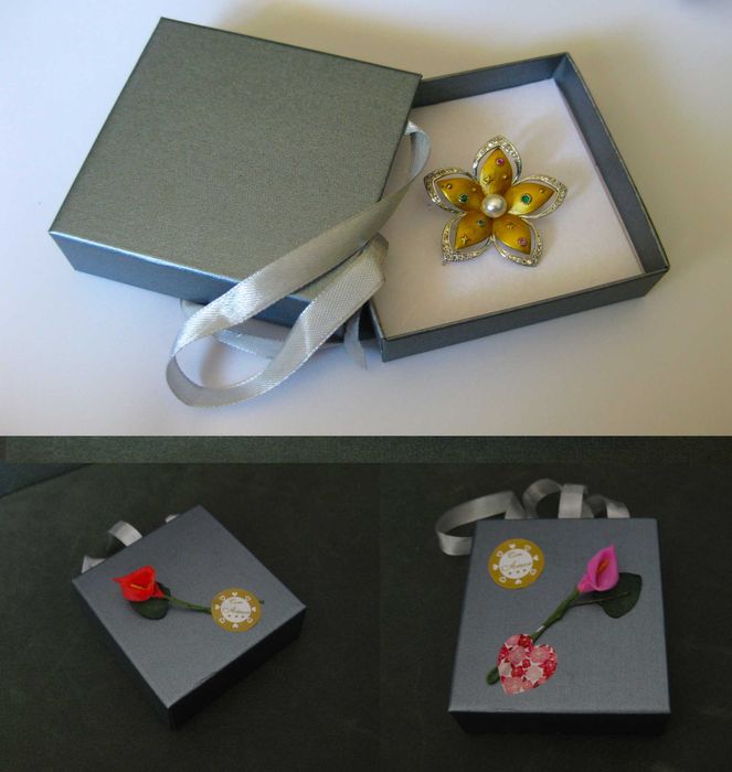 Alfinete / Broche / Pregadeira Flor Dourada c/ Perola e Brilhos NOVO