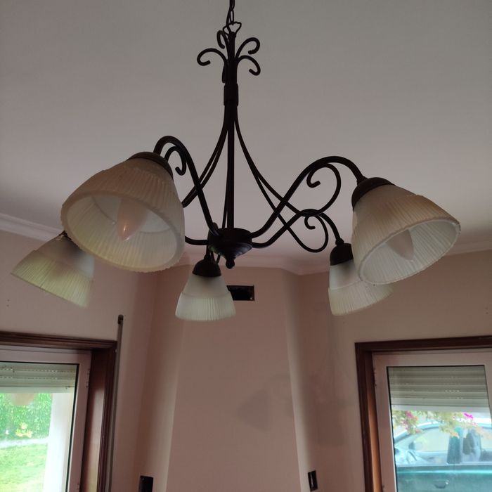 Candeeiro de teto para cozinha ou sala de estar.