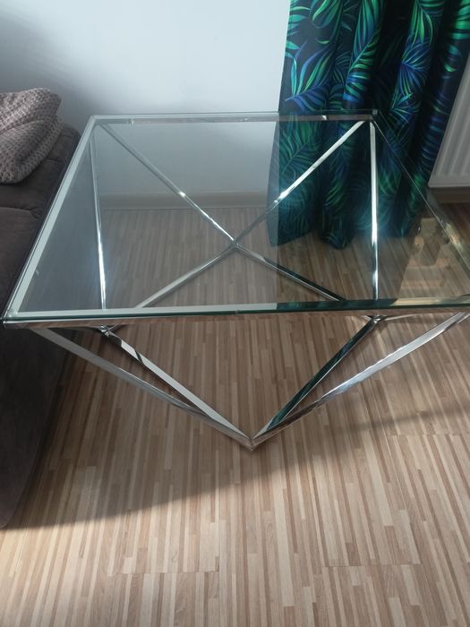 Szklany stół na metalowym stelażu