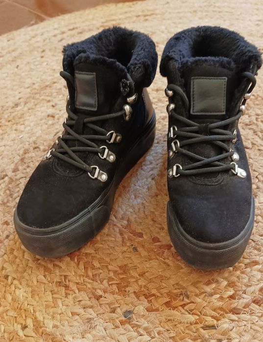 Botas pretas com pelo