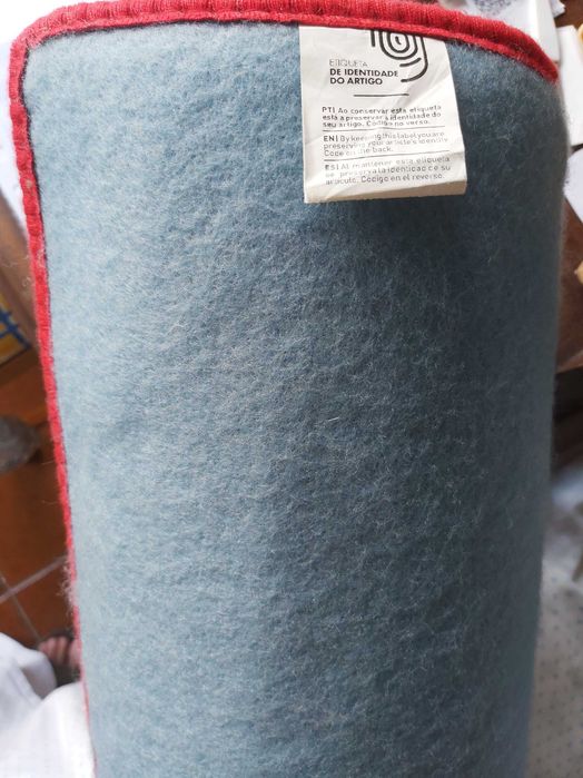 Carpete encarnada da Soderli com 2,38 x 3 metros