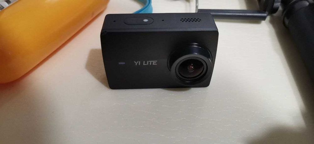 Экшн камера Xiaomi Yi Lite + аквабокс + Bluetooth-монопод + 2 поплавка