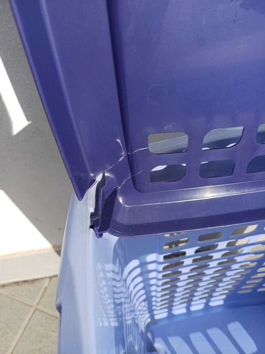 Cesto de plástico azul Curver com tampa – funcional e espaçoso