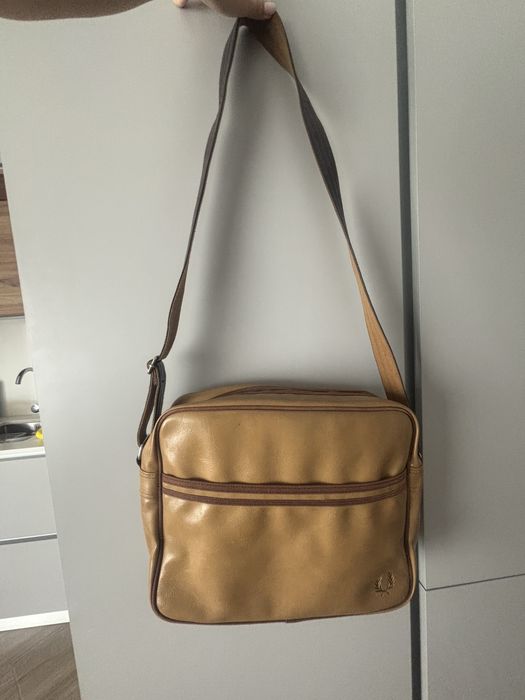 Mala tira colo Fred Perry