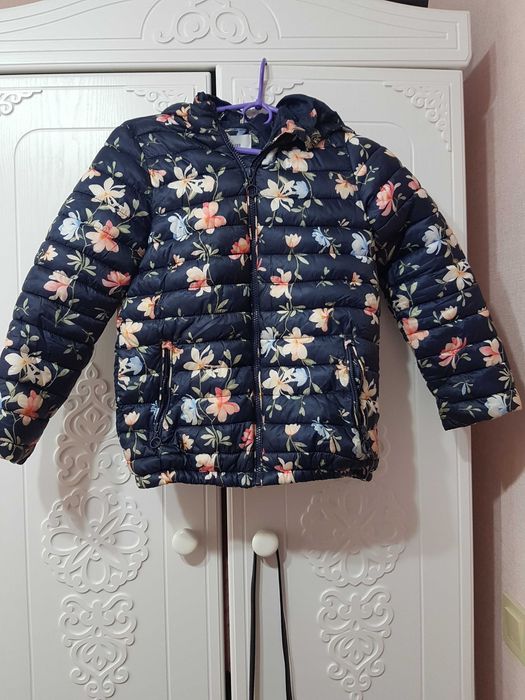 Куртка  на дівчинкуReserved на 140см.