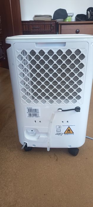 Desumidificador Comfee depósito 2.5 litros