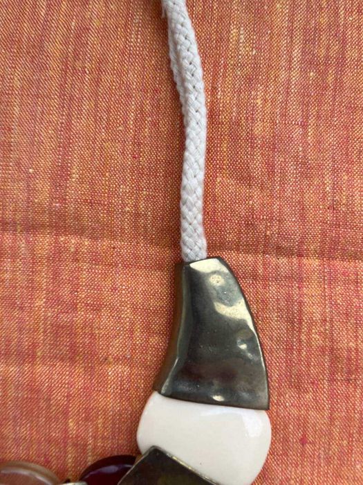 Кольє з жовтоватого металу і пластику