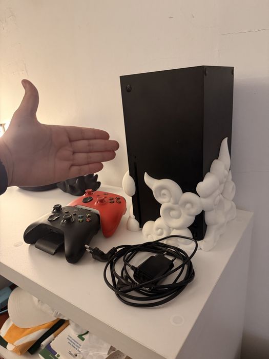 Xbox Series X 1TB Preta + Carregador Comandos + Decoracao Nuvens