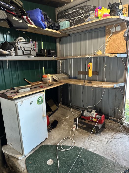 Гараж для човна на причалі