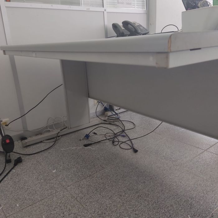 Secretária Cinzenta Clara - Perfeita para Escritório ou Casa!