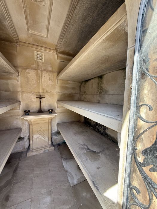 Jazigo familiar renovado, de construção tradicional diferenciada — Coimbra