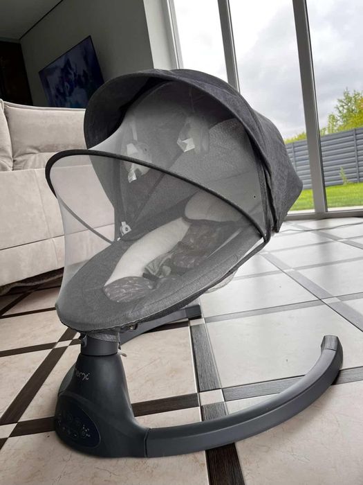 Заколисуючий центр Momi Kenani Dark Grey в чудовому стані