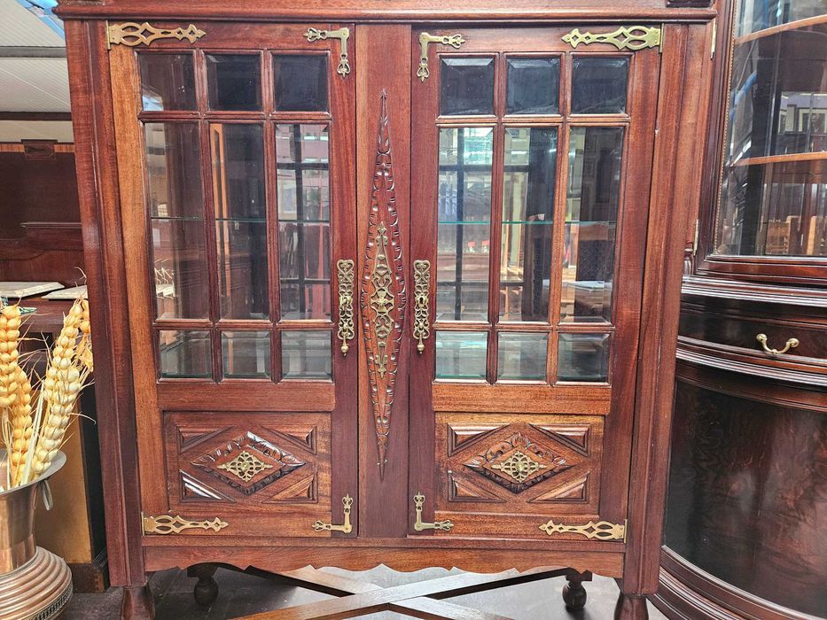 Excelente cristaleira em madeira maciça de estilo Holandês