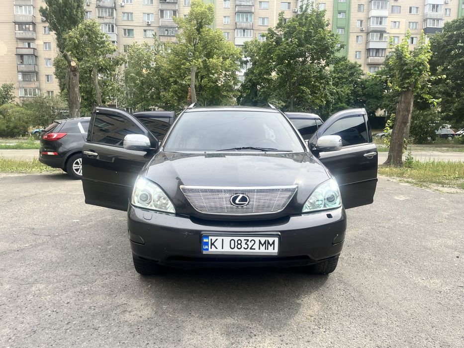 Lexus RX 2008

Опис від продавця

Зв’язок через Ватсап.

Лексус RX350
Пробіг: 340 тис

Минулий власник перед продажем робив капітальний ремонт двигуна на пробігу 280 тис
(причина: двигун заклинив, бо в дорозі обірвався патрубок).

Придбав авто на пробігу 315 тис.
Зроблено два ТО.
Останнє ТО по заміні масла та фільтрів на 335 тис.
Масло в роздатці і всі 6 свічок поміняні на 310 тис км на першому ТО.
Система кондиціонування нова.
Система охолодження нова.
Звуковіброізоляція зроблена.
Установлений тесла-дисплей Android.
Газове обладнання налаштоване, встановлений новий газовий балон
(старий догнивав) — 334 тис км.

Скарг на авто немає.

Ціна адекватна, так як авто в хорошому стані, обслуговане.